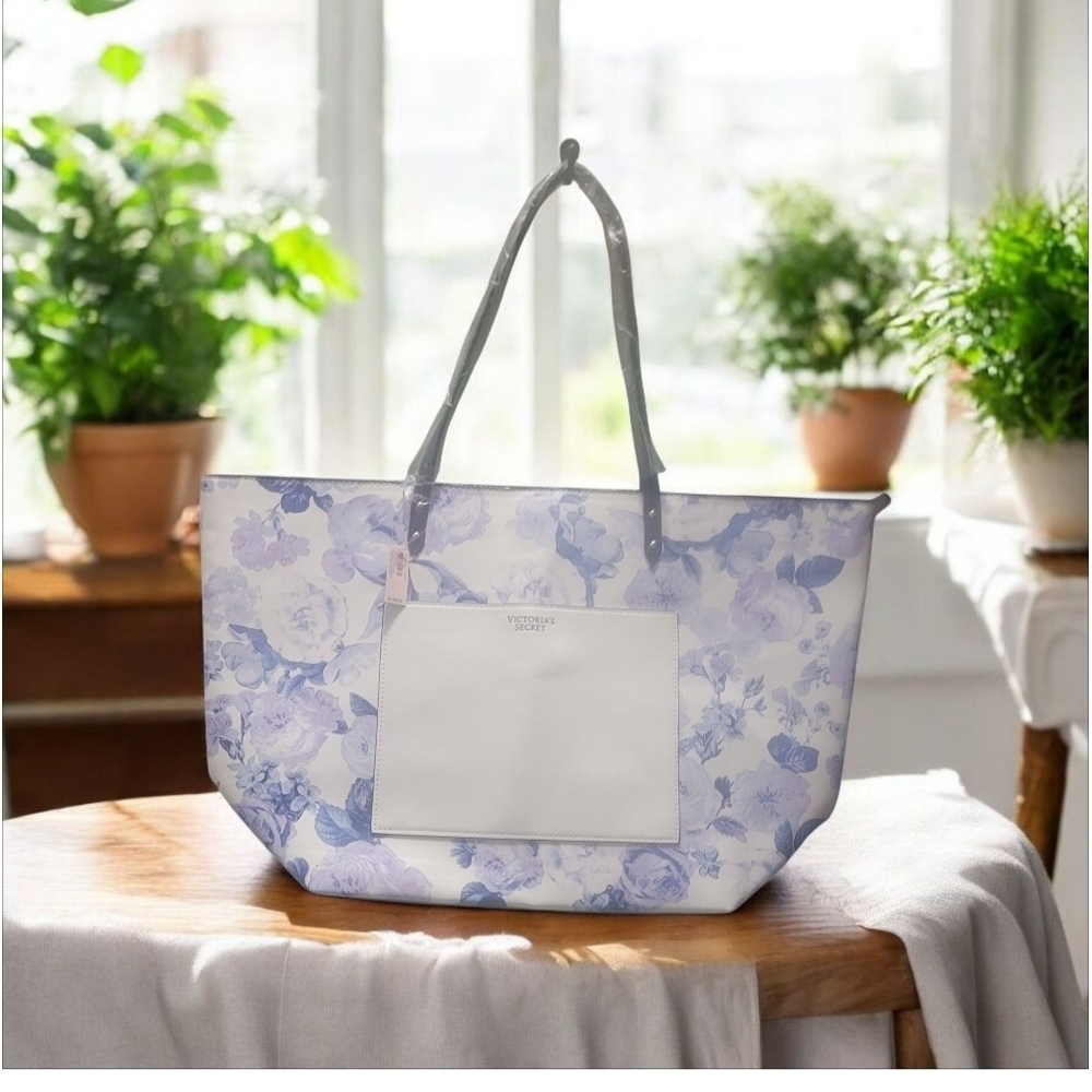 Chic Floral Tote Bag - White and Blue